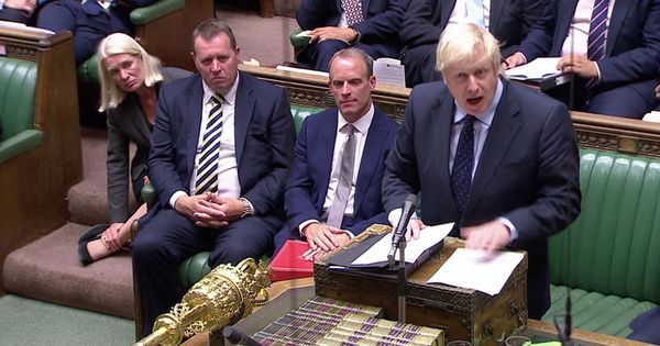 Foto: Boris Johnson, a la derecha, en su discurso de este martes en el Parlamento. (Reuters)