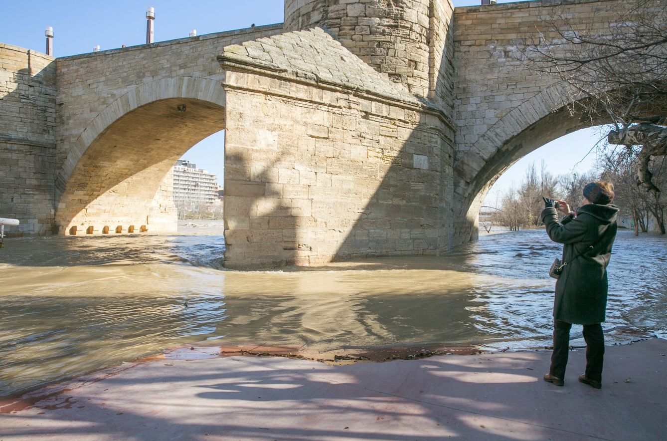 El caudal del río Ebro a su paso por Zaragoza vive oficialmente una 'situación de emergencia'. (EFE)
