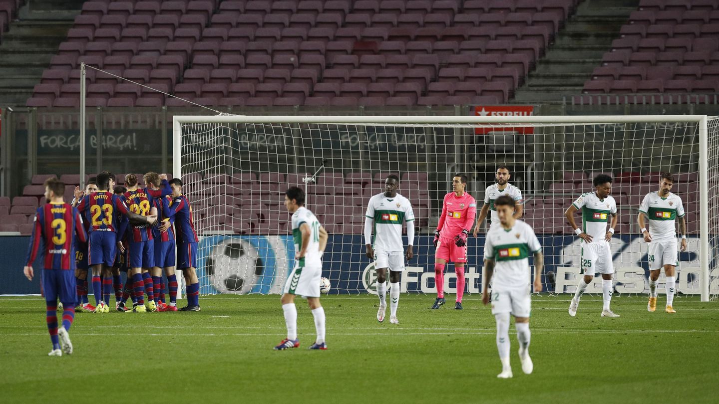 El Barça celebra un tanto de Leo Messi en un Camp Nou vacío. (Reuters)