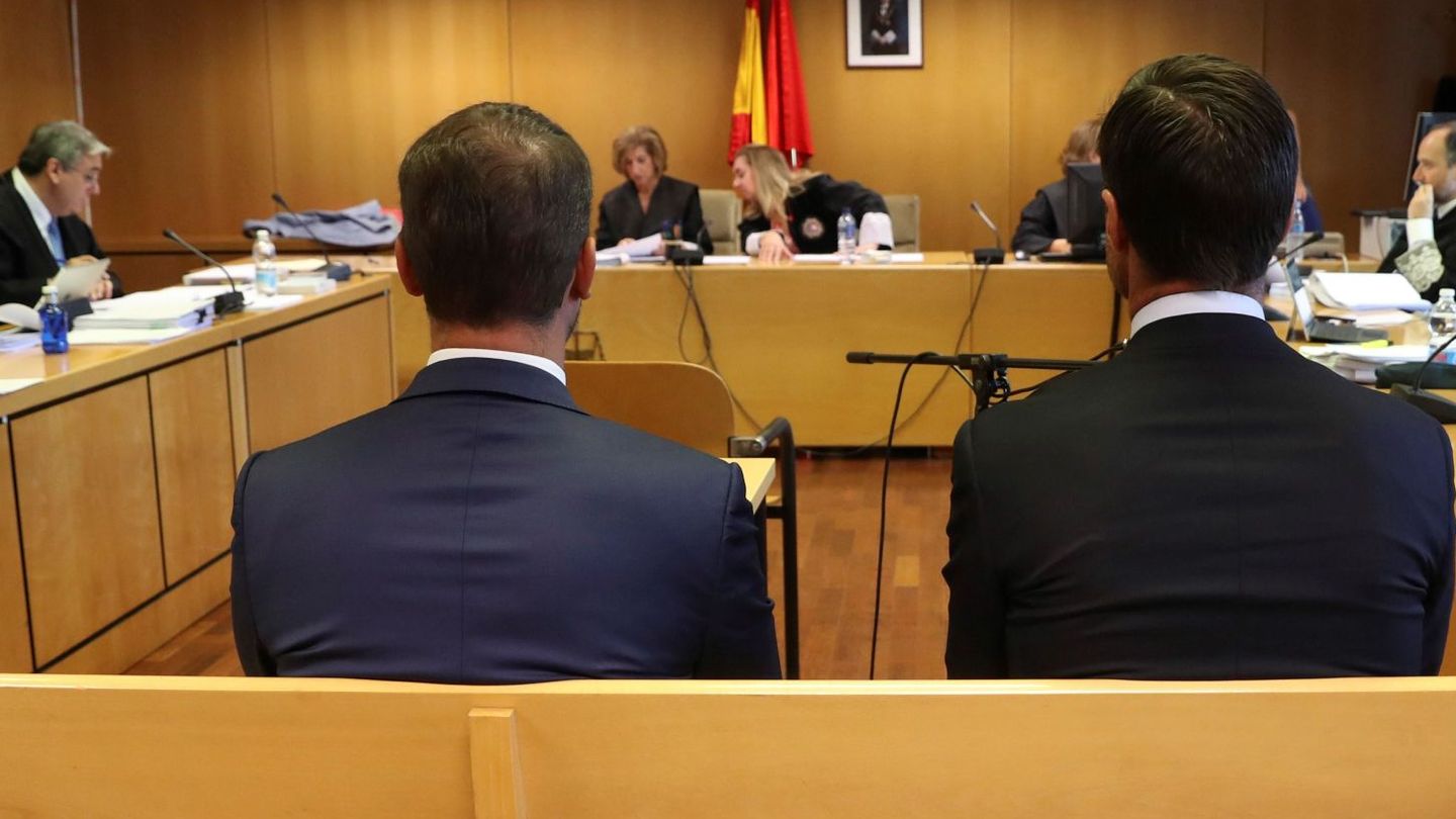 El exfutbolista Xabi Alonso, a la derecha durante el juicio. (EFE)