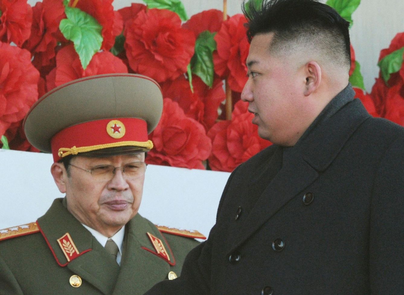 Kim Jong-un y su tío, Jang Song-thaek. (Reuters)