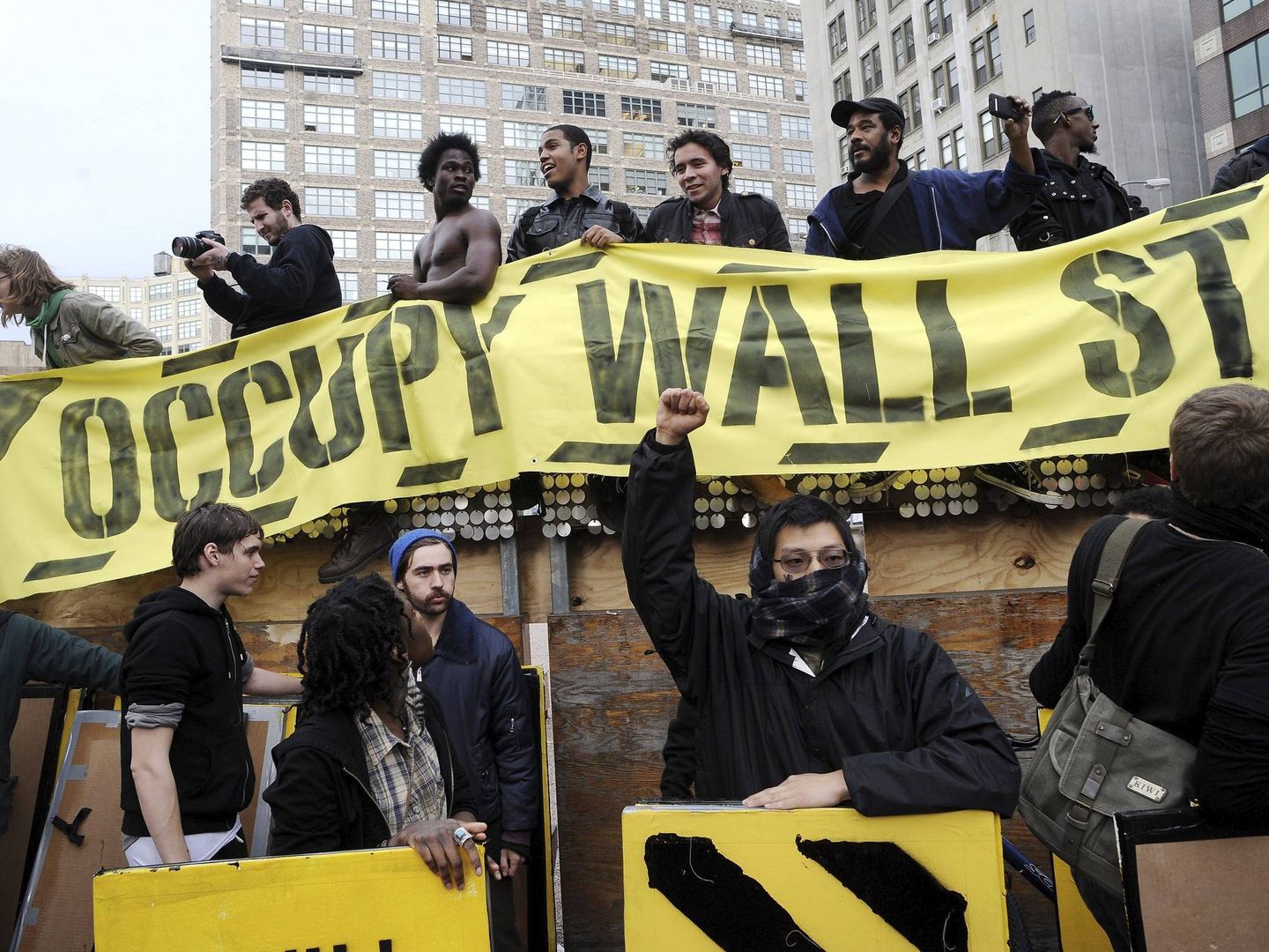 Integrantes del movimiento 'Ocupa Wall Street' marchan por Manhattan. (EFE)