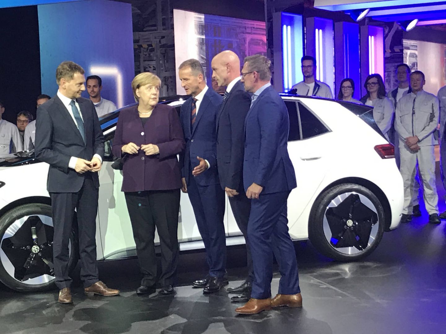 Angela Merkel junto a los máximos responsables del Grupo Volkswagen en la puesta en marcha de la producción del ID.3.