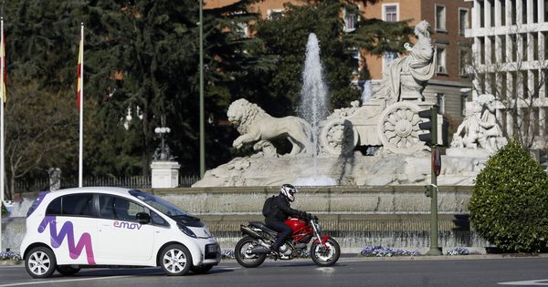 Foto: Un vehículo eléctrico de alquiler y una motocicleta circulan por la plaza Cibeles coincidiendo con una jornada de restricciones al tráfico por contaminación ambiental. (EFE)