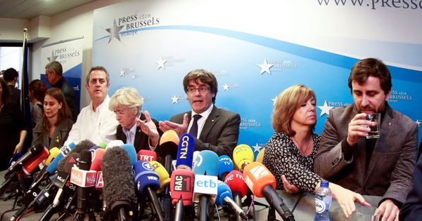 Foto: El expresidente de la Generalitat de Cataluña Carles Puigdemont (c), acompañado por cinco de sus antiguos consejeros en Bruselas. (EFE)
