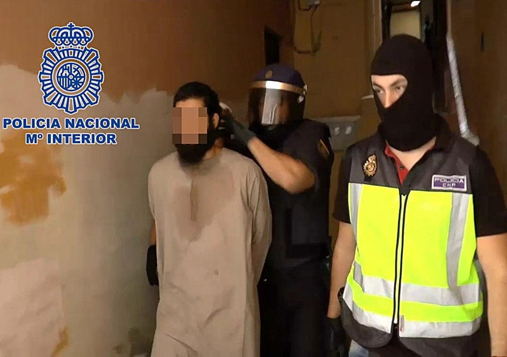 Foto: Una imagen de la detención de la célula yihadista de Melilla facilitada por la Policía Nacional.