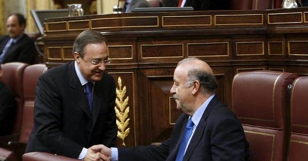 Foto: Florentino Pérez saluda a  Del Bosque en el Congreso de los Diputados. (EFE)
