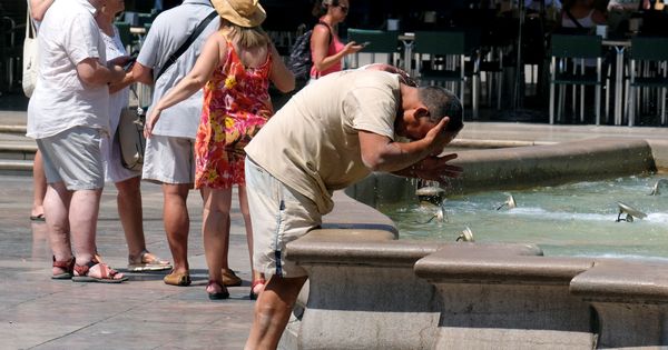 Foto: Un hombre se refresca en una fuente de Valencia (Reuters)