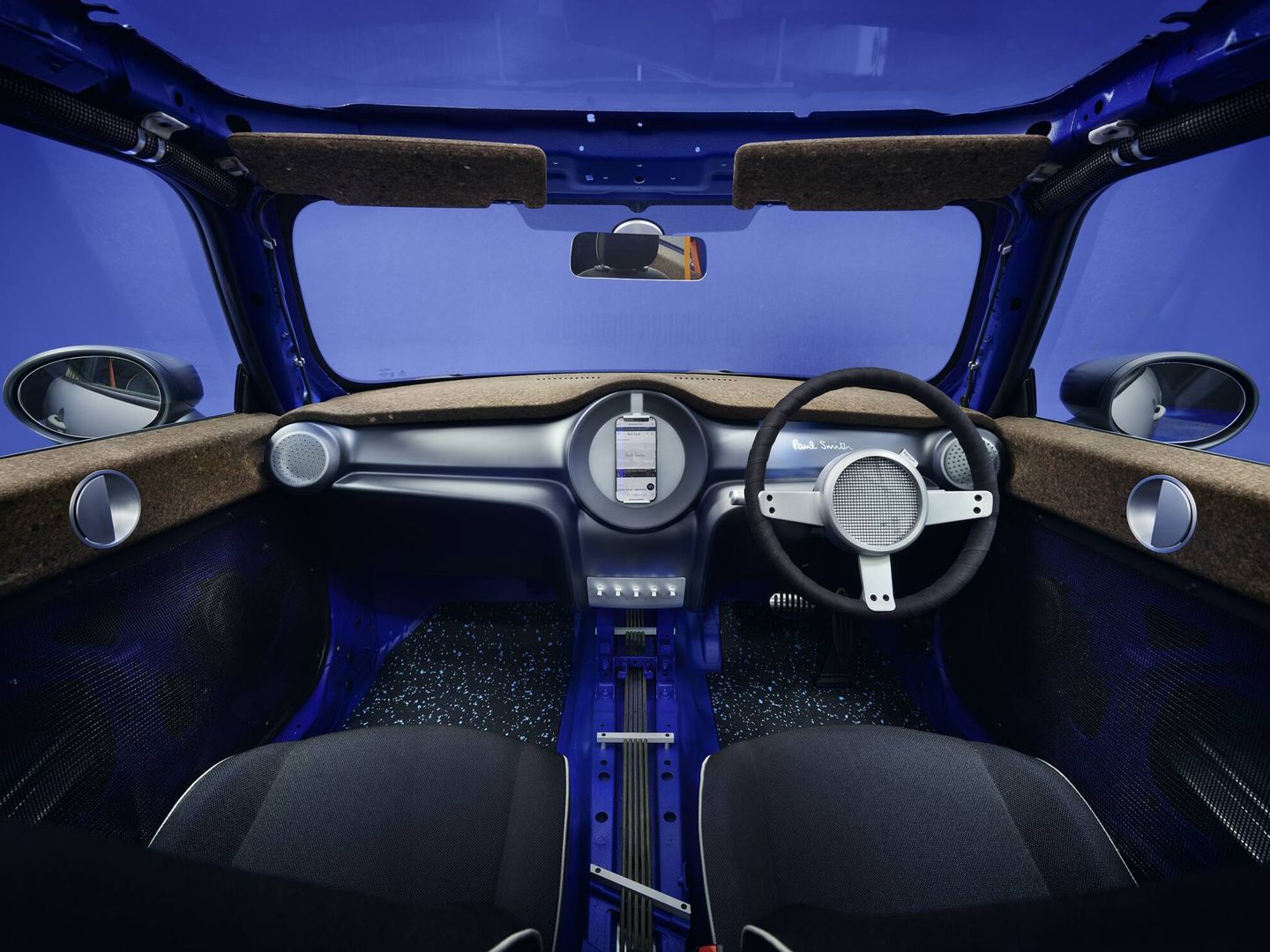 En el Mini Strip se prescinde de los revestimientos interiores de carrocería, acabada por dentro en tono azul. Y se usa corcho reciclado en varias zonas.