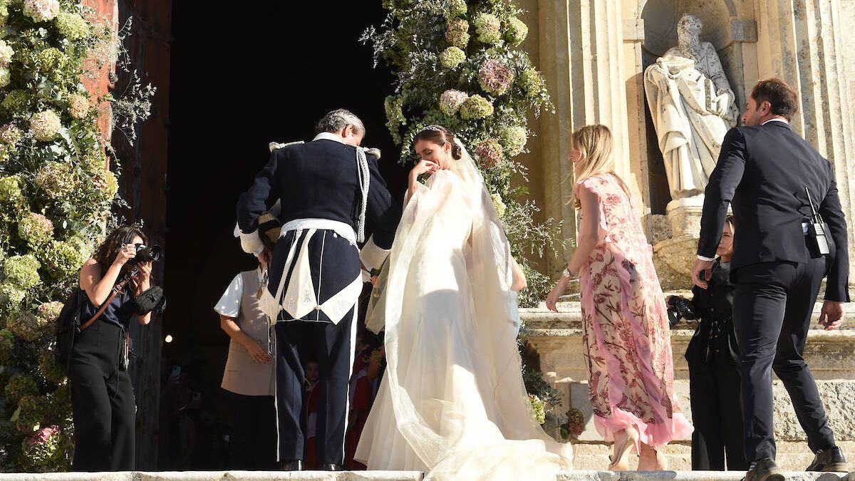 Dos novias y los looks de invitadas de la realeza y la alta sociedad: las bodas del fin de semana