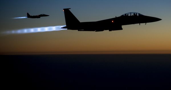 Foto: Dos cazas F-15 Strike Eagle estadounidenses durante una misión de la coalición internacional en Siria e Irak, en septiembre de 2014. (Reuters)