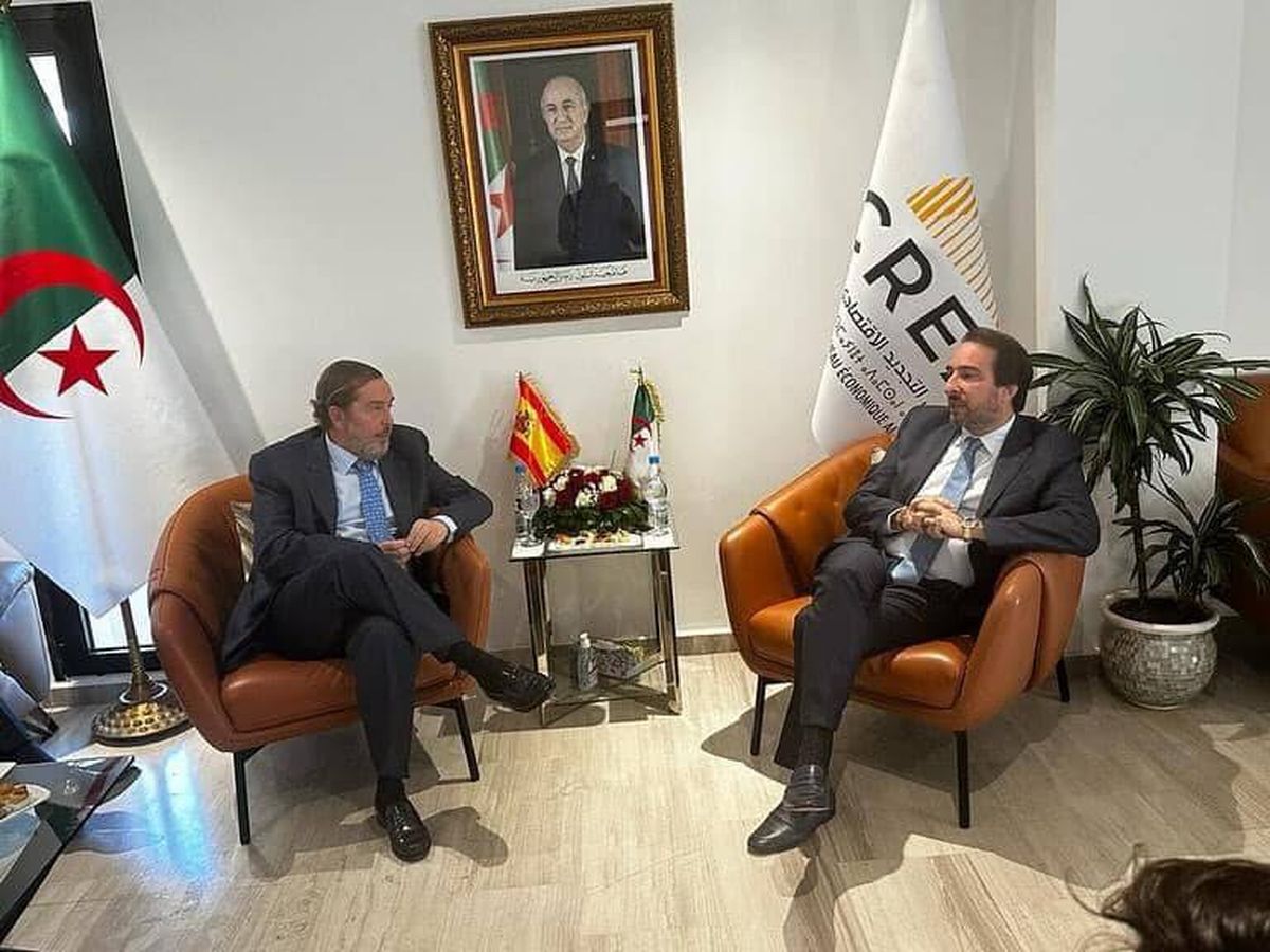 Foto: Fernando Morán, embajador de España en Argelia, recibido el lunes 11 por Kamal Mouli, presidente del Consejo para la Renovación Económica Argelina. (Facebook)