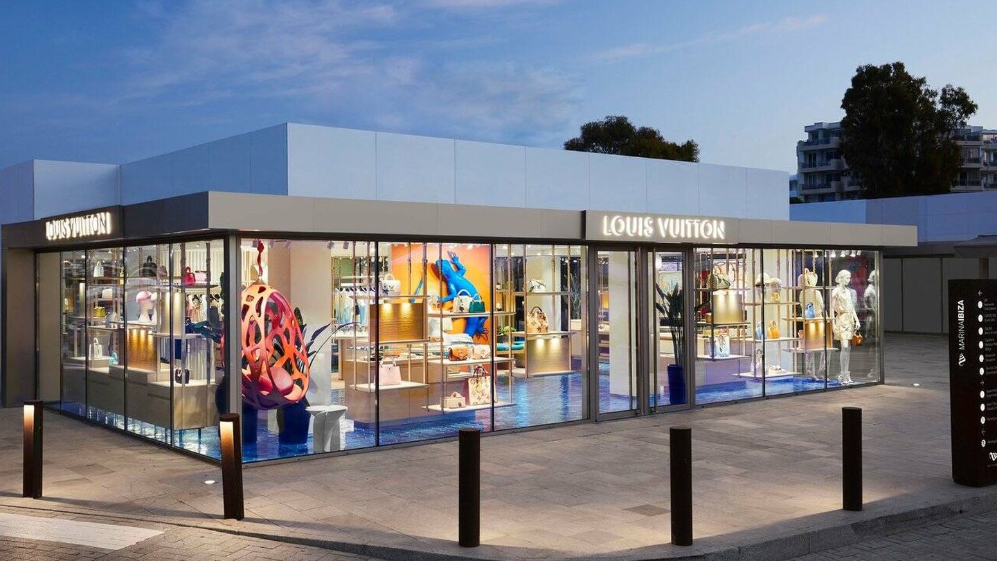 El lujo invade las costas españolas: Louis Vuitton, Loewe o Chanel abren  sus 'pop up stores' en nuestro país