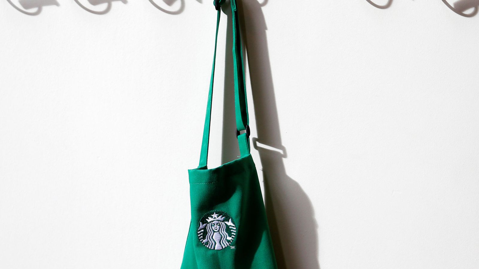 Foto: Un delantal con el logo de Starbucks (Reuters)