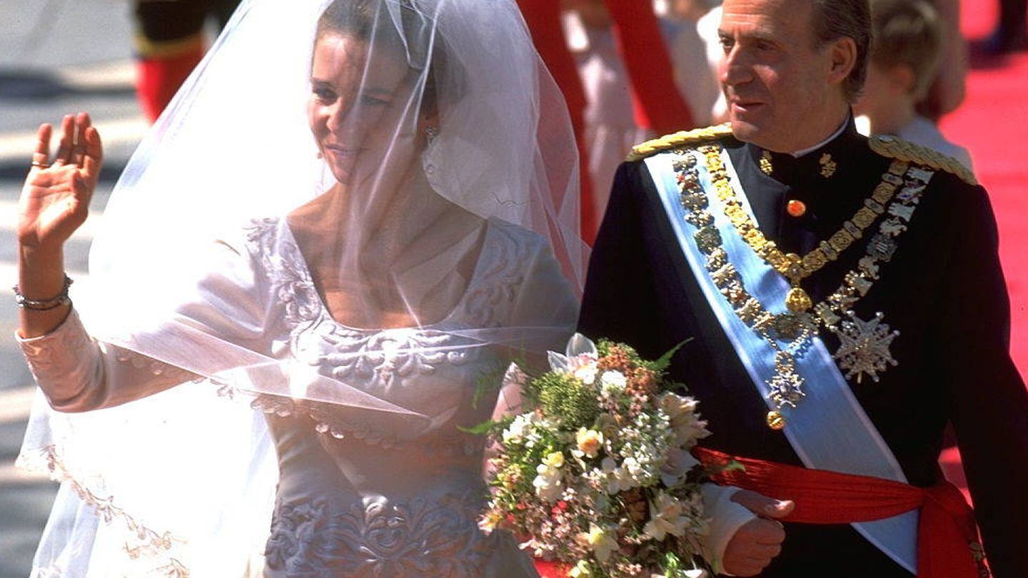 La infanta Elena y el rey don Juan Carlos, el día de la gran boda. (Getty)