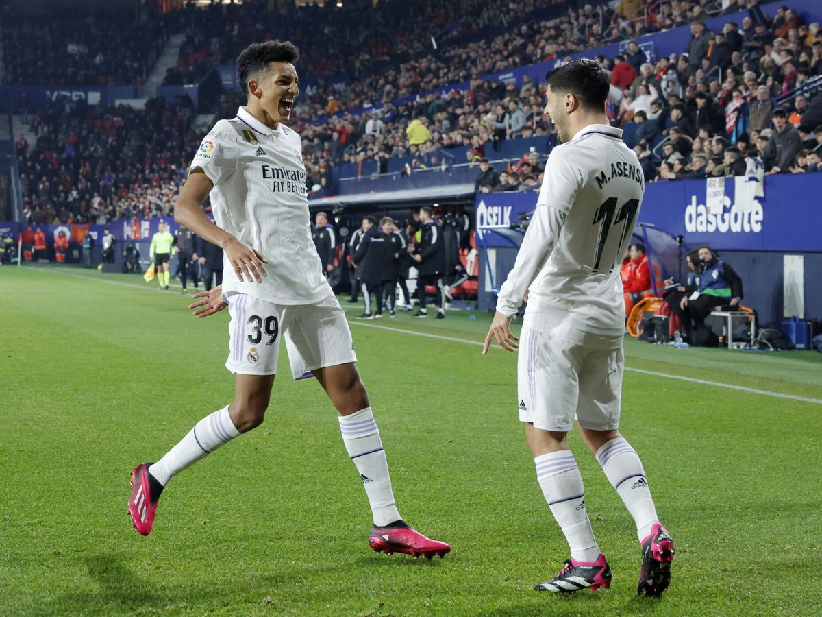 Foto: Álvaro celebra con Asensio su gol a Osasuna. (Reuters/Vincent West)