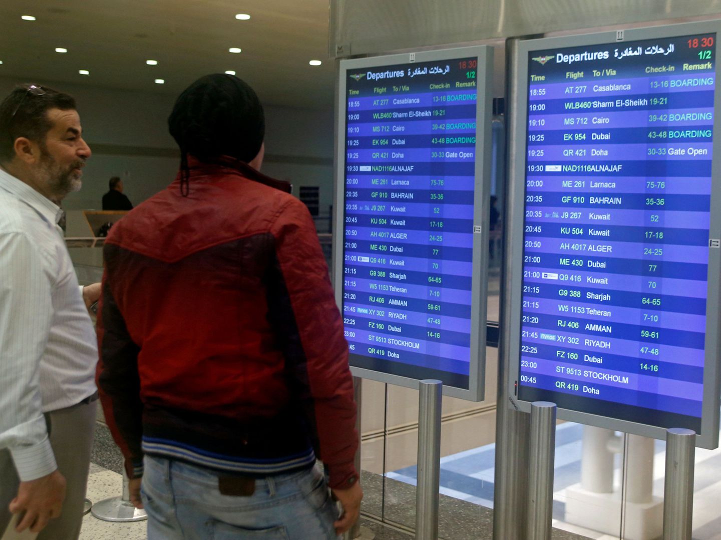 Varios pasajeros revisan la lista de vuelos en el aeropuerto internacional de Beirut, el 9 de noviembre de 2017. (Reuters)