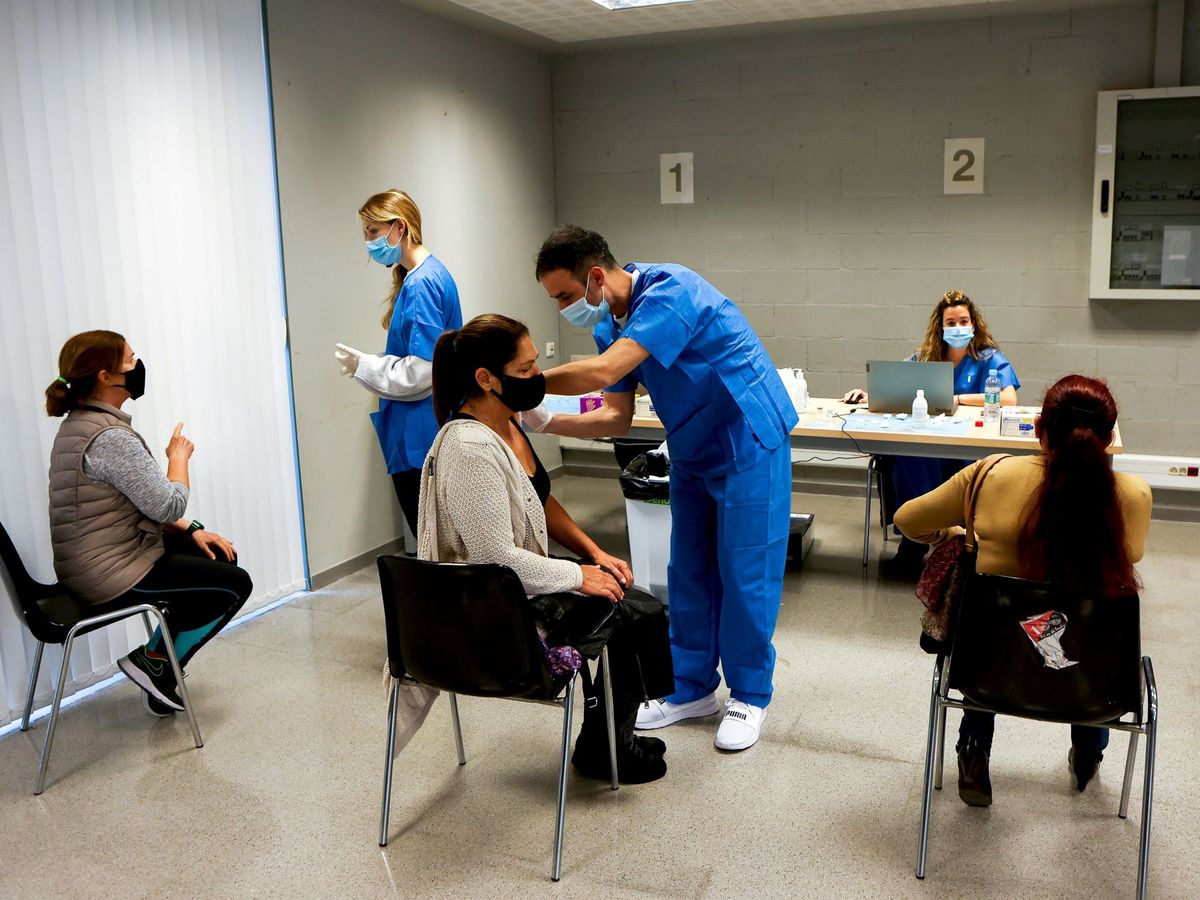 Foto: Varias personas se vacunan en el centro de vacunación UB Raval. (EFE) 