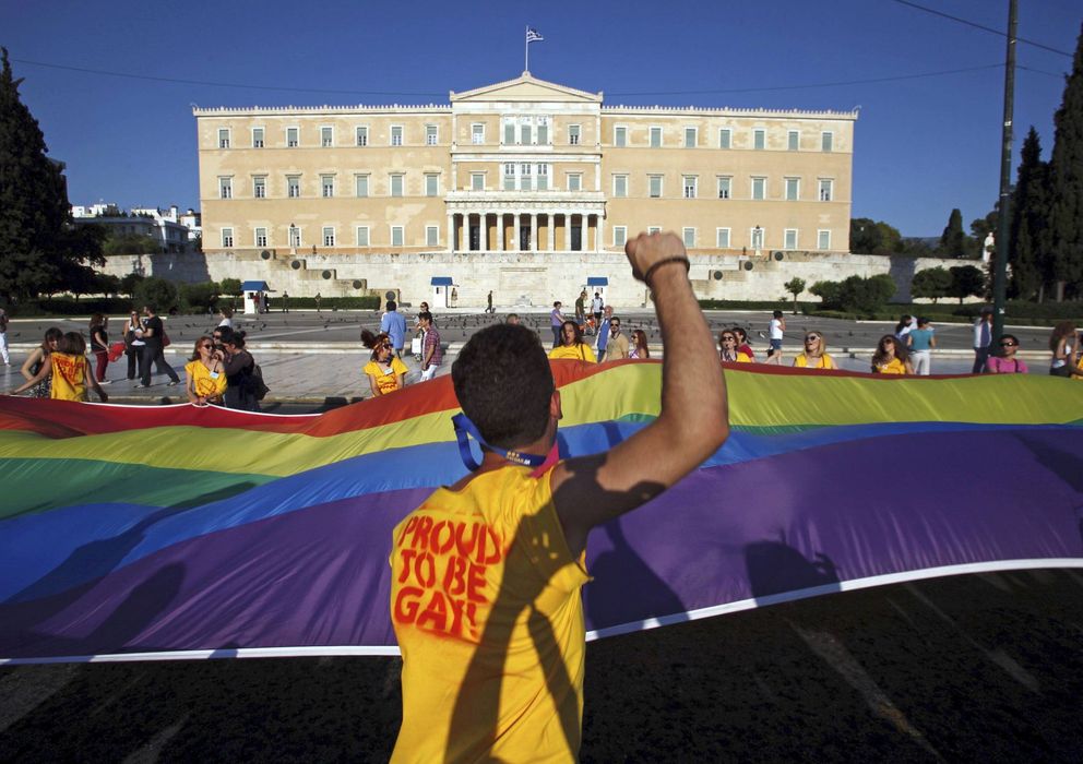 Foto: Manifestantes ante el Parlamento griego durante las celebraciones del Orgullo Gay 2012 en la plaza Syntagma, Atenas (Efe).