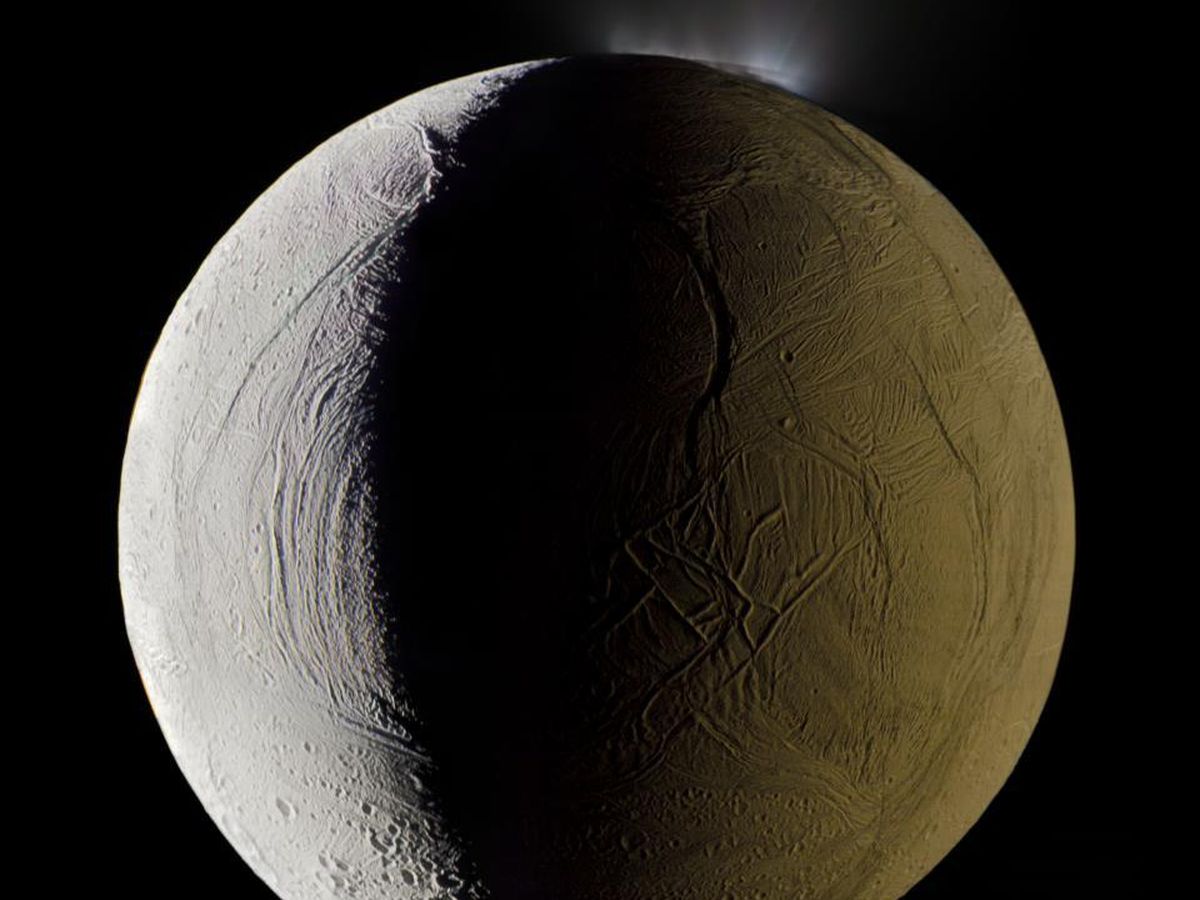 Foto: Así es Encélado, la sexta luna más grande de Saturno (NASA/JPL-Caltech/Michael Benson)