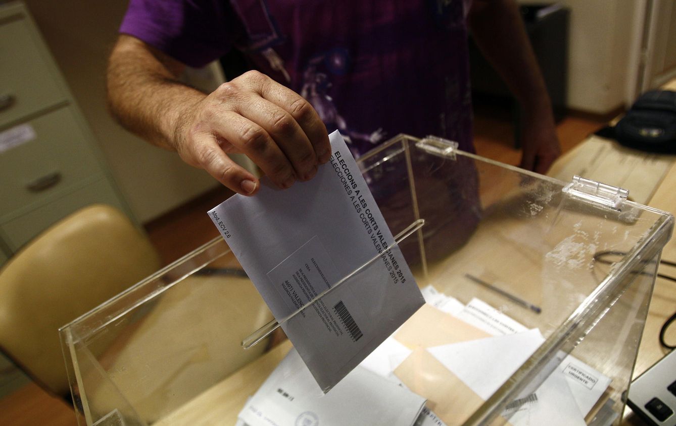 Un ciudadano vota desde Uruguay a las elecciones autonómicas de 2015. (Efe)