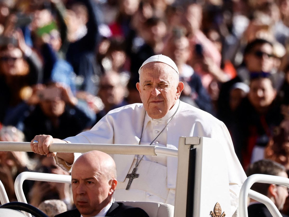 Foto: El papa Francisco saluda a la gente en la plaza de San Pedro. (Reuters/Yara Nardi)