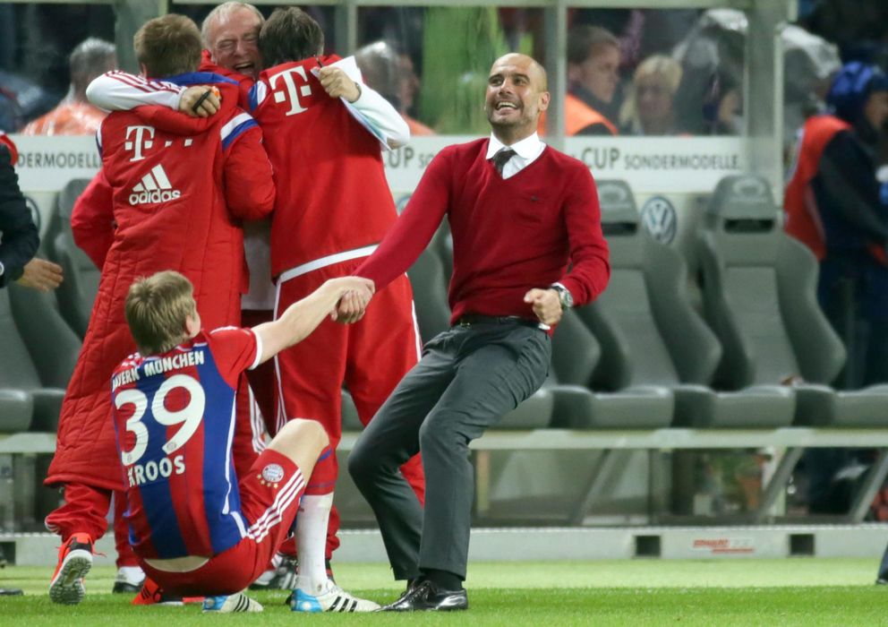 Foto: Guardiola celebra el triunfo del Bayern en la final de la Copa de Alemania con Toni Kross. (Efe)