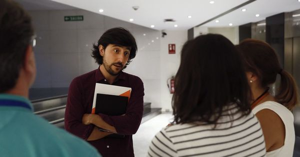 Foto: Toni Roldán conversa en los pasillos del Congreso de los Diputados. (EFE)
