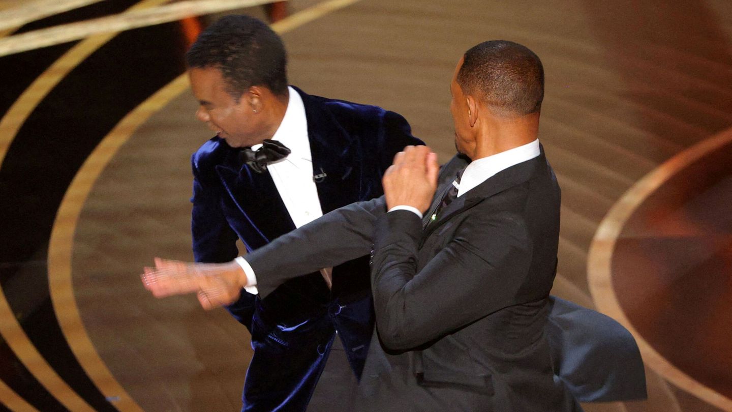 Momento en que Will Smith abofeteó a Chris Rock en los Oscar de 2022. (Reuters)