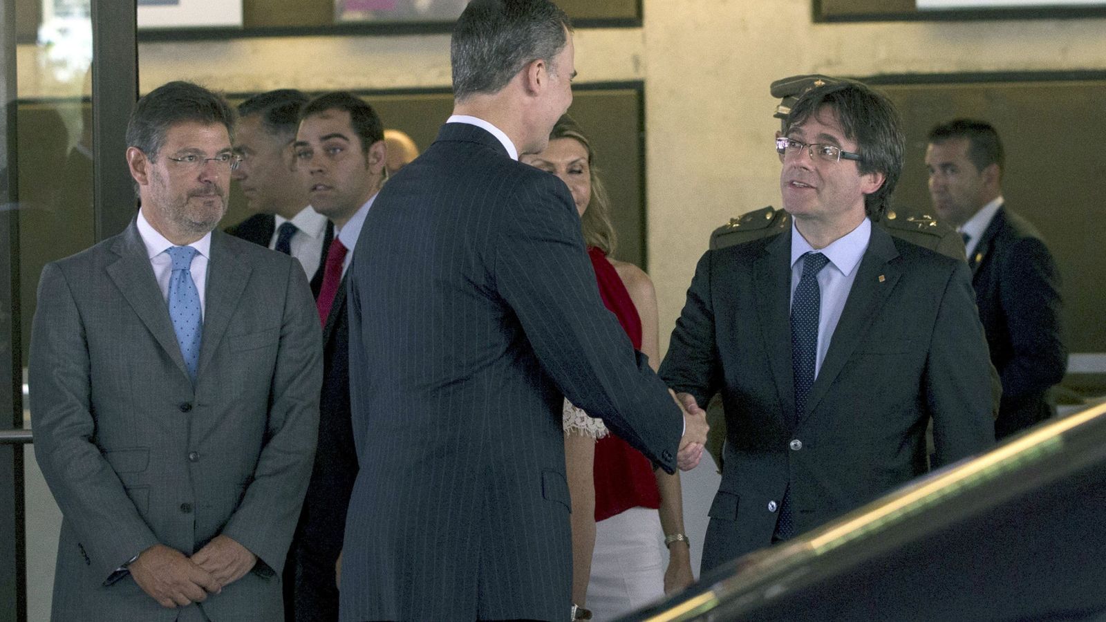 Foto: El Rey Felipe VI, saluda al presidente de la Generalitat de Cataluña, Carles Puigdemont, en presencia del ministro de Justicia en funciones, Rafael Catalá. (EFE)