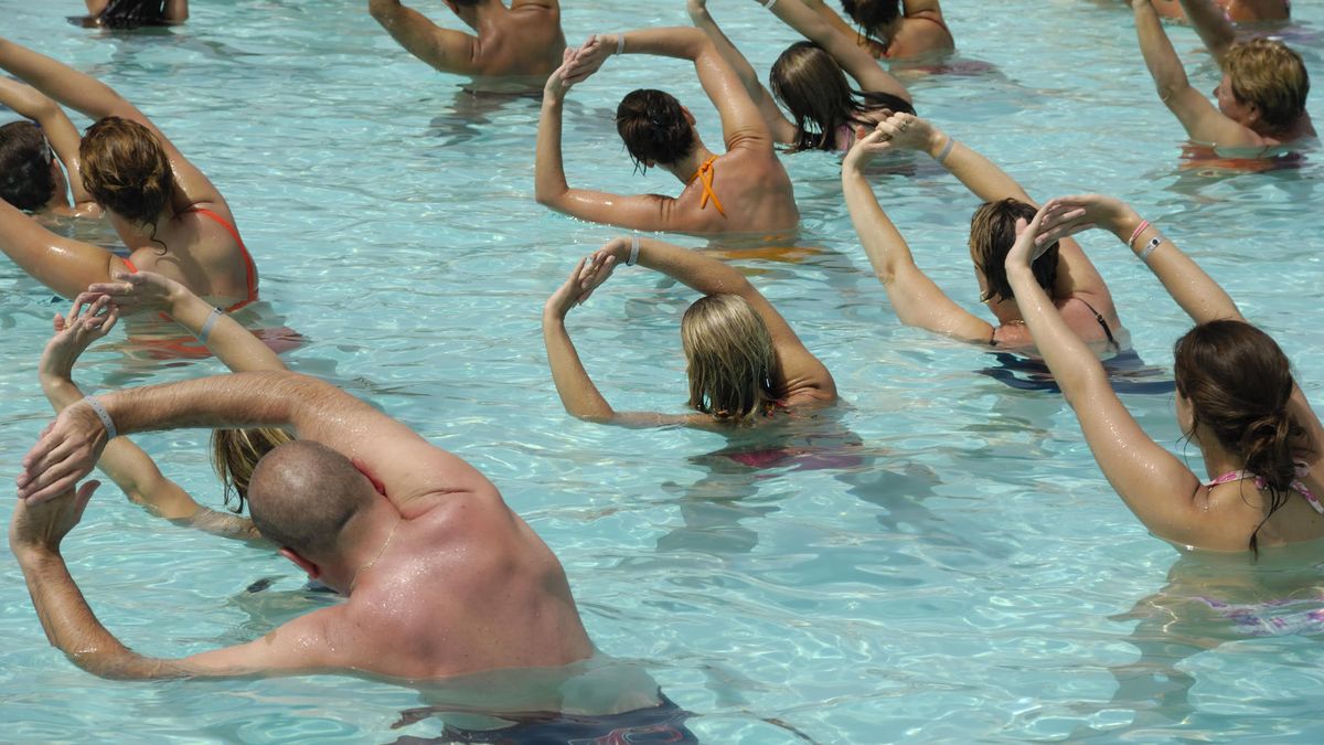 Los cinco ejercicios que puedes practicar en el agua para adelgazar