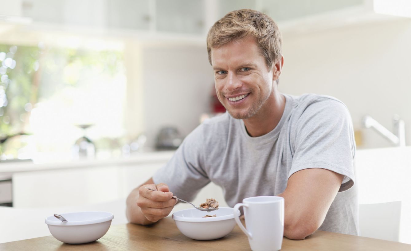 ¿Tan buena cara tiene la gente que desayuna? (iStock)