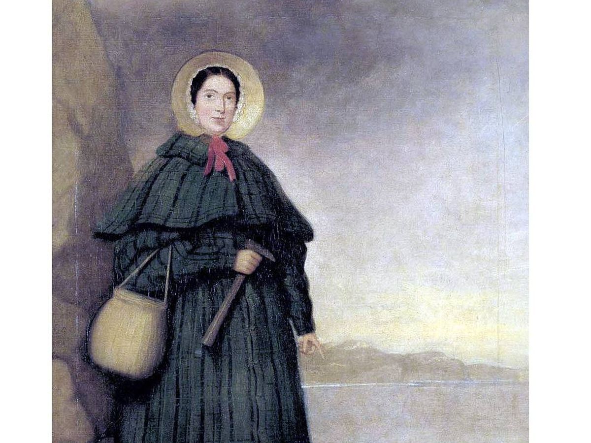 Foto: Una ilustración de Mary Anning, junto a los acantilados de Lyme Regis. (Wikipedia)