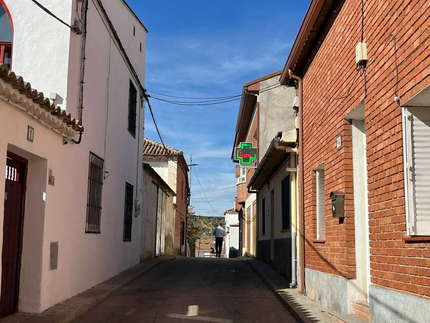 El centro histórico del pueblo con solo una persona en la calle. (A. F.)