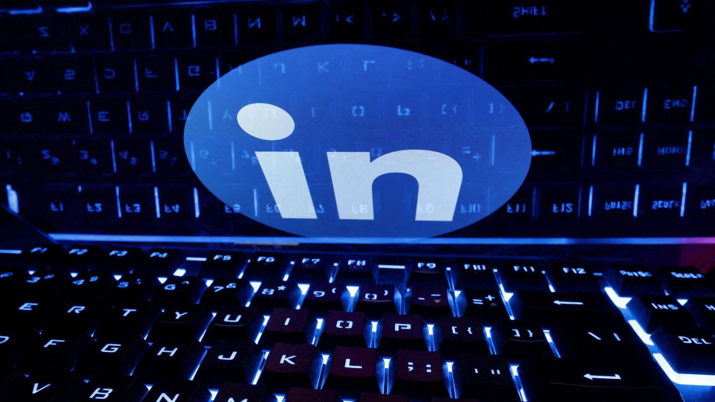 Un ordenador con el logo del portal de empleo Linkedin en la pantalla.