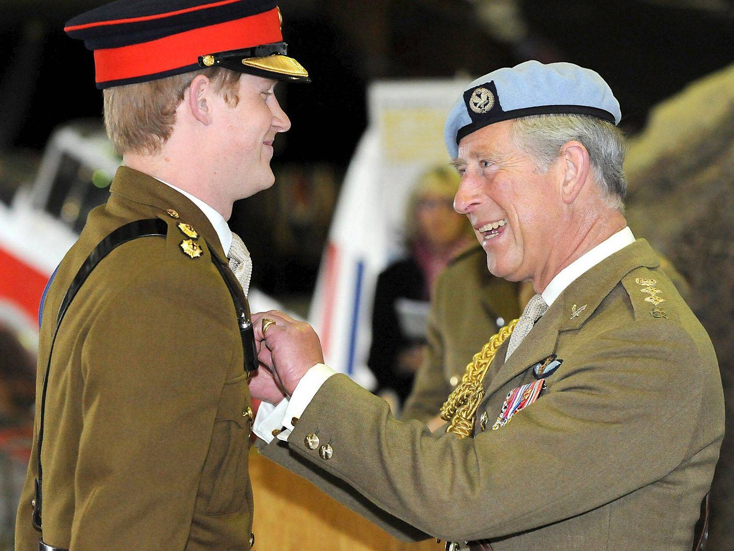 El príncipe Harry recibe de manos de su padre las 'alas' que le acreditan como piloto de helicóptero, en la base militar aérea de Middle Wallop, (Inglatera). (EFE)
