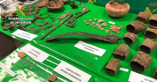 Foto: Algunas de las piezas arqueológicas recuperadas. (Guardia Civil)