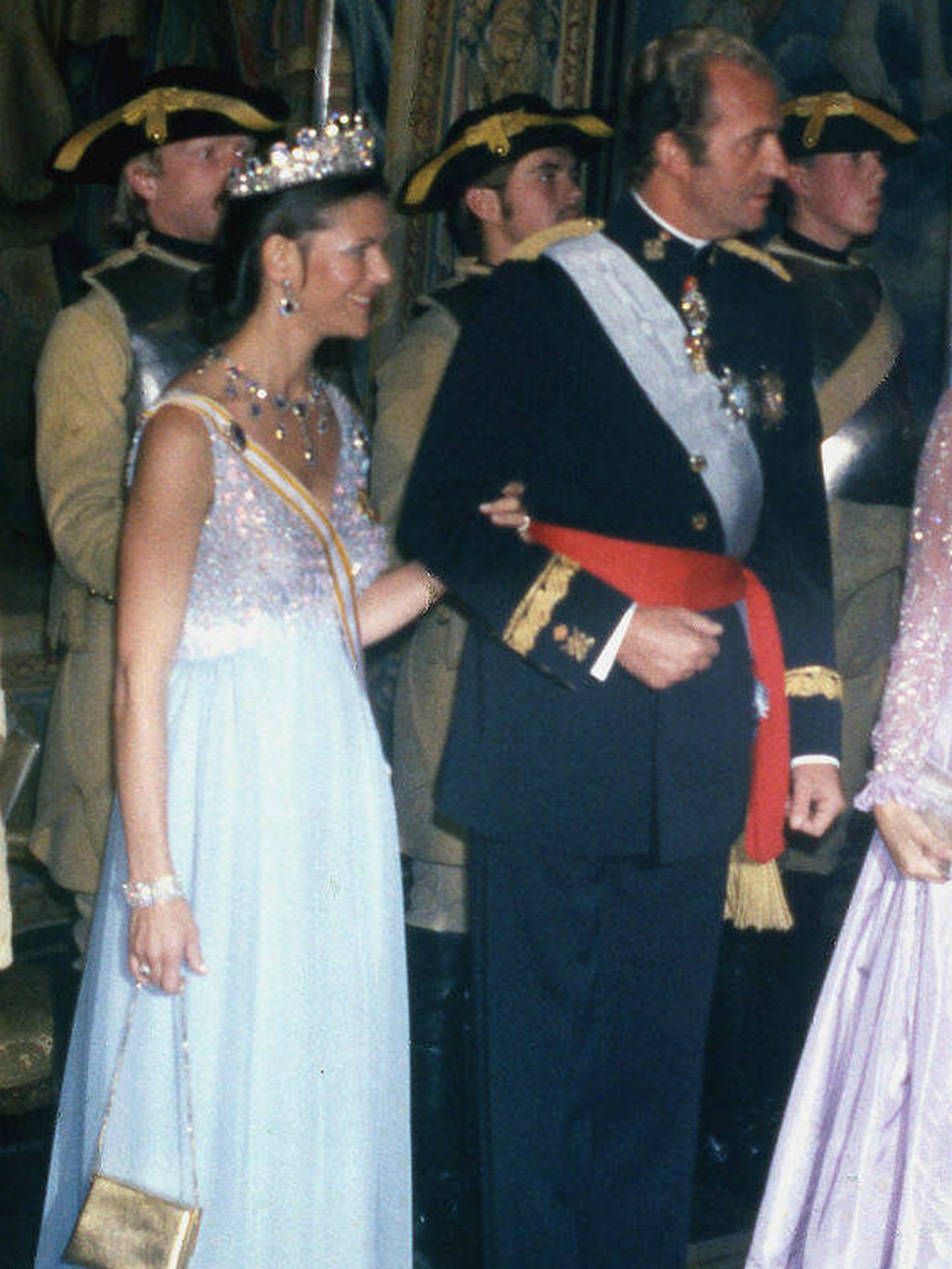 La reina Silvia, con la banda de Isabel la Católica en la visita que Juan Carlos I y Sofía realizaron en 1979. (Getty)