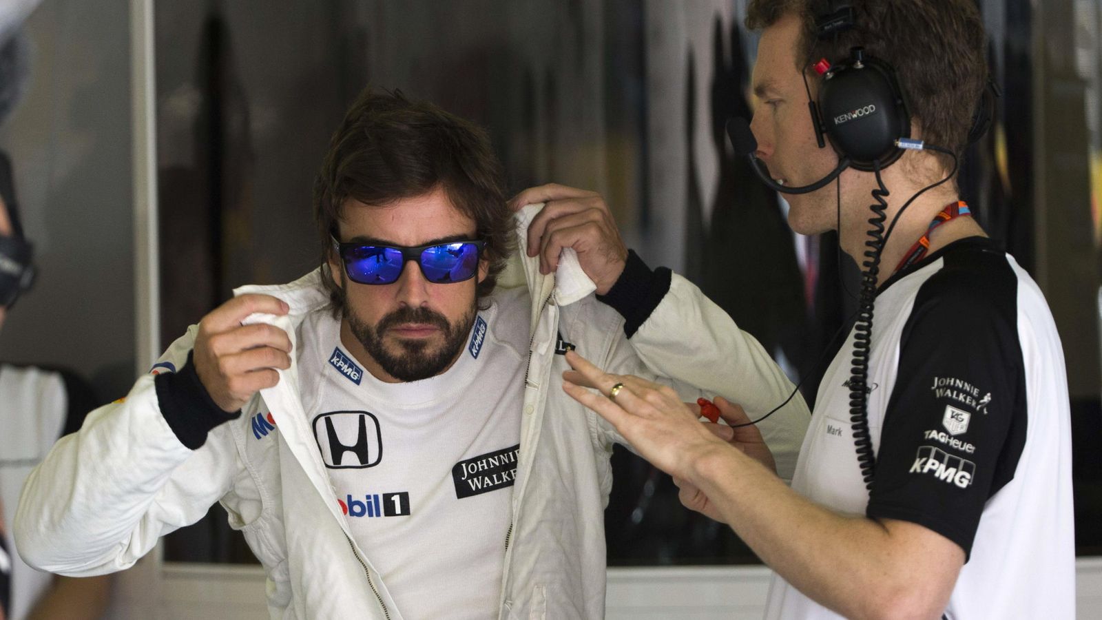 Foto: Fernando Alonso en el box de McLaren-Honda (Efe)