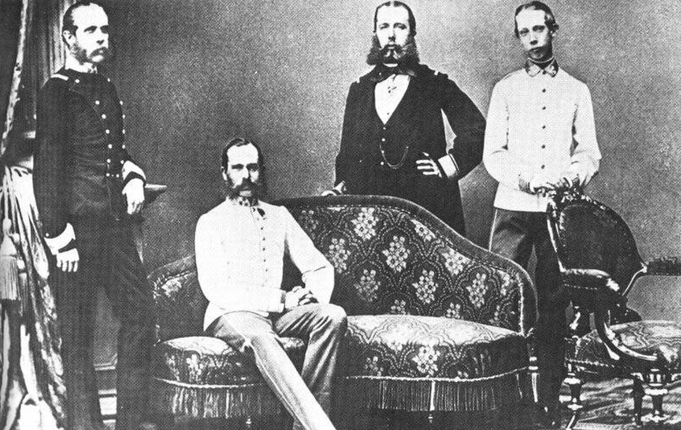 Maximiliano de Habsburgo, segundo por la derecha, junto a sus hermanos. (Ático de los Libros)