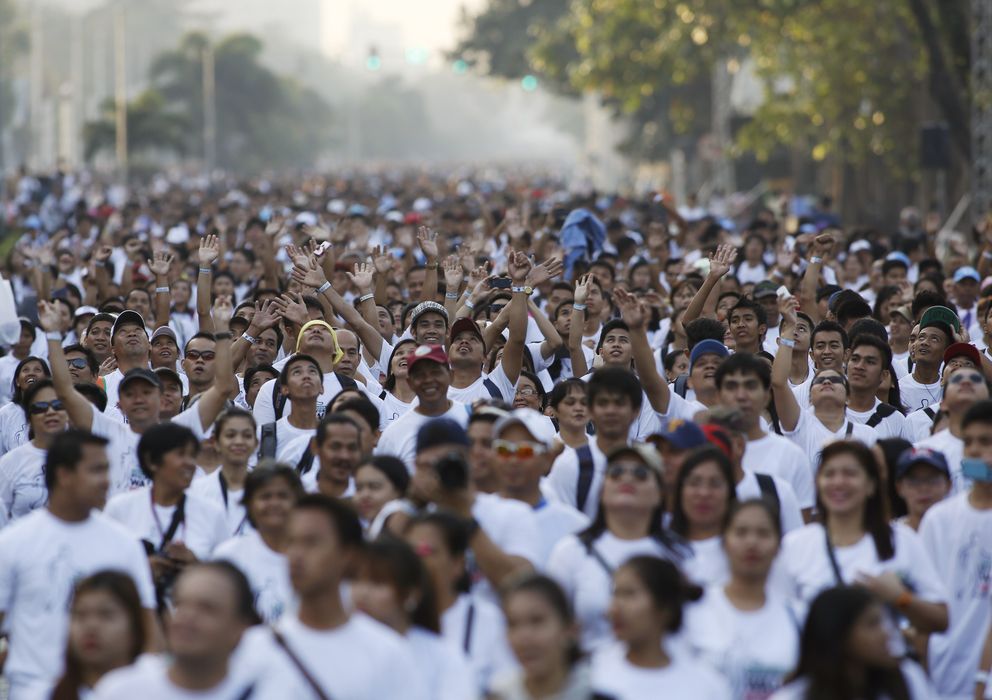 Foto: Cientos de miles de fieles de la Iglesia Ni Cristo durante una marcha solidaria en Manila para las víctimas del 'Haiyán' (Reuters)
