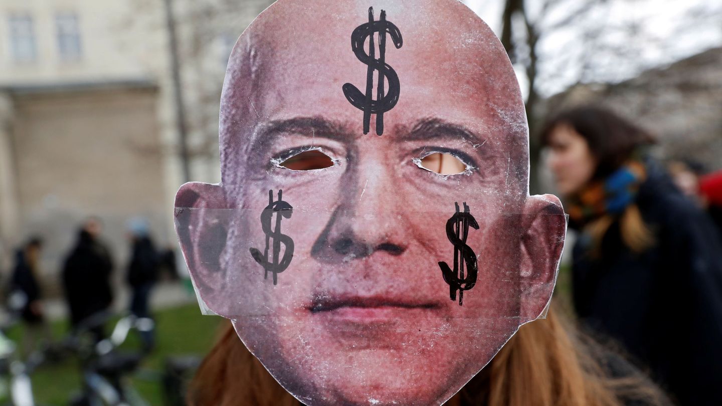 Un manifestante en Berlín posa con una careta del fundador de Amazon, Jeff Bezos, en una protesta contra la apertura de una nueva oficina de la compañía en la capital alemana el pasado febrero. (Reuters)