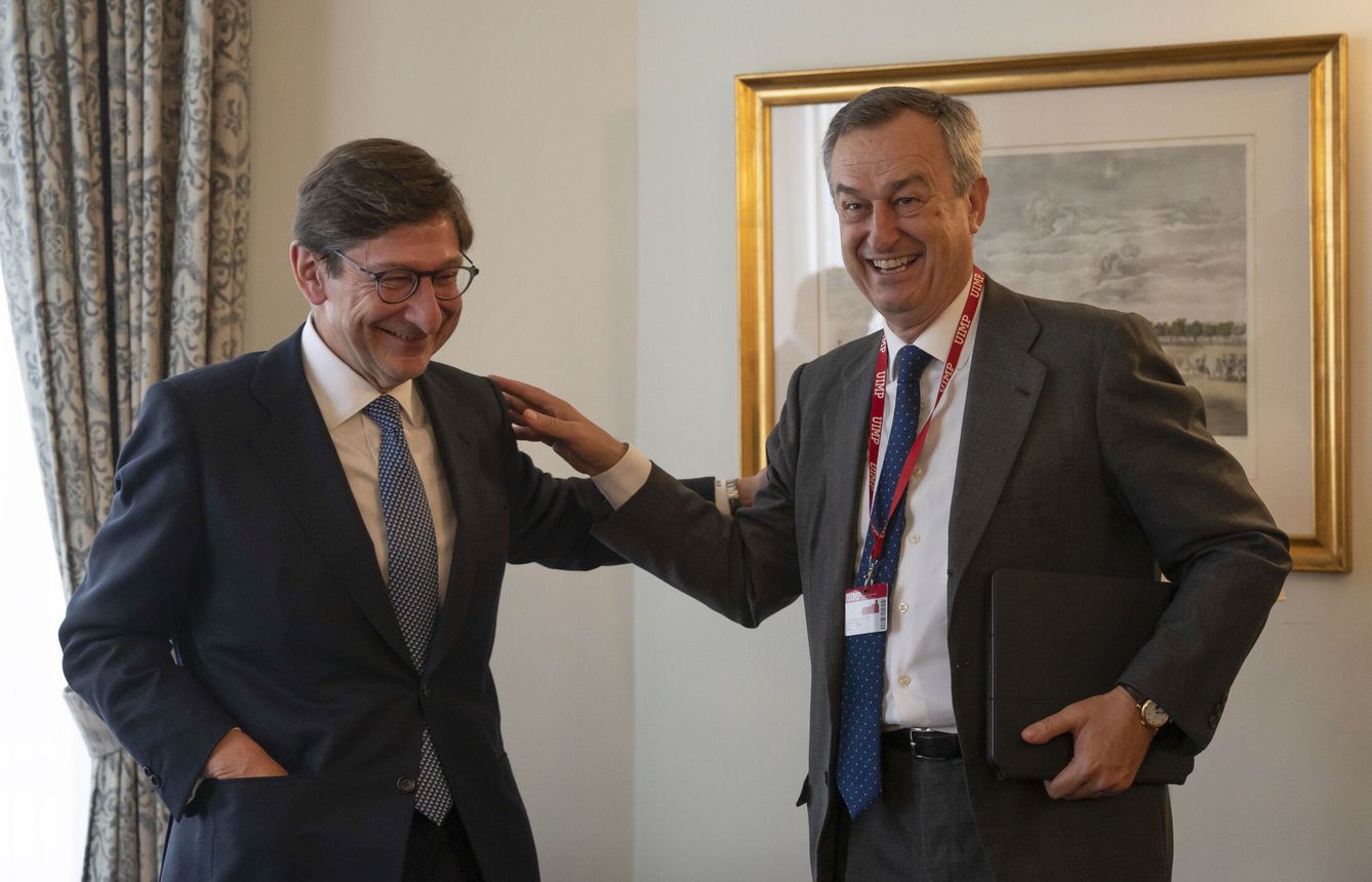 El consejero delegado del Banco Sabadell, César González Bueno (d), junto al presidente de CaixaBank, José Ignacio Goirigolzarri (i). (EFE/Pedro Puente Hoyos)
