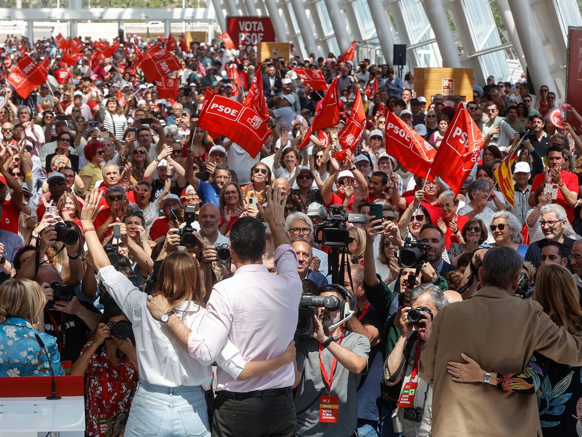Foto: Pedro Sánchez saluda al público de un mitin en Valencia. (Europa Press/Rober Solsona)