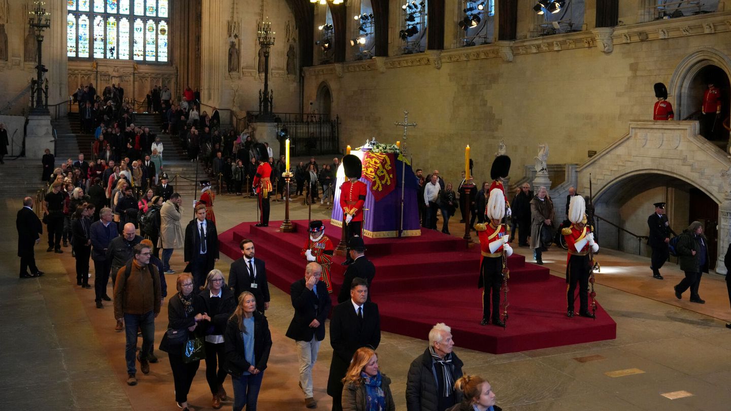 Dos filas de visitantes pasan junto al féretro de Isabel II en Westminster. (Reuters/Carl Court/Pool)