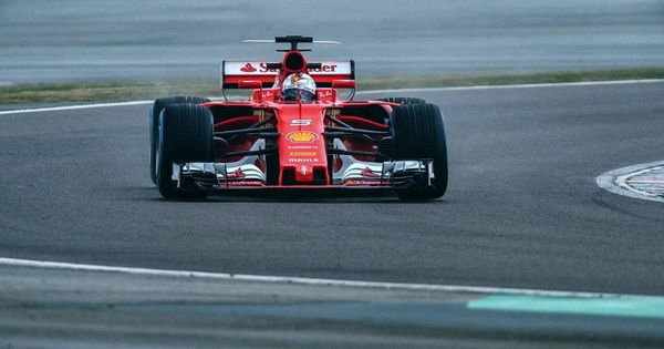 Foto: El nuevo Ferrari siendo pilotado este viernes por Sebastian Vettel en Fiorano.