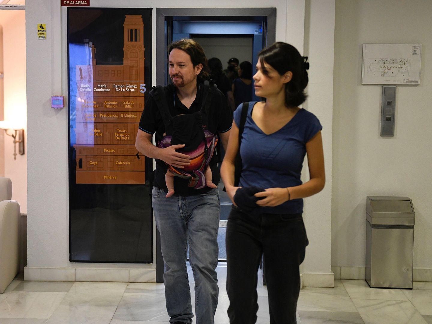 Pablo Iglesias, a su llegada a la reunión, junto a Isa Serra. (EFE)