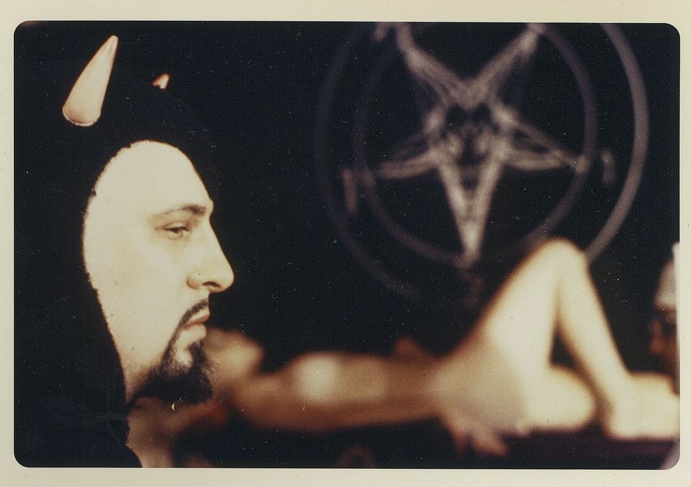 Foto: Anton LaVey, fundador de la Iglesia de Satán, durante uno de sus terapéuticos rituales.