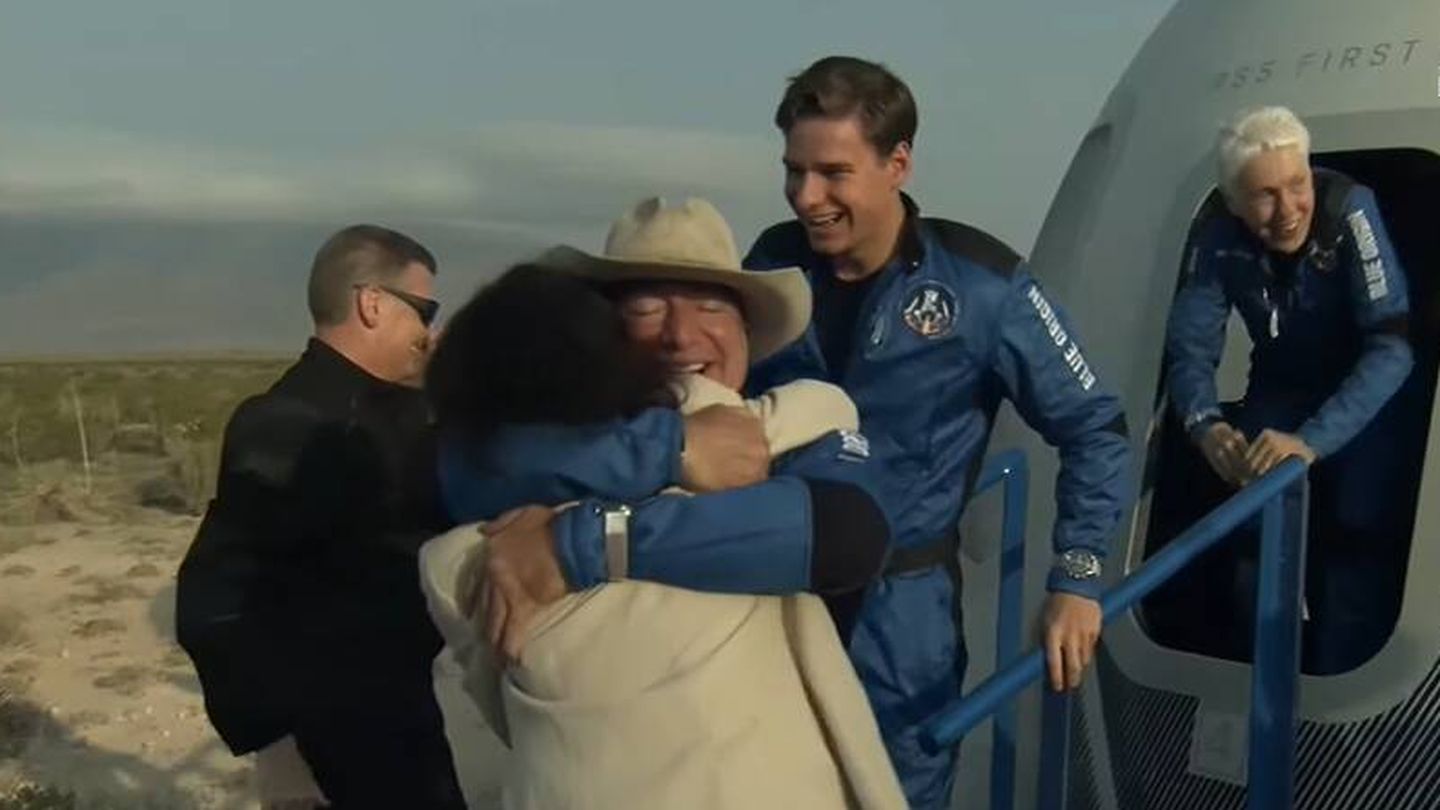 Jeff Bezos reencontrándose con su familia al aterrizar (Blue Origin)