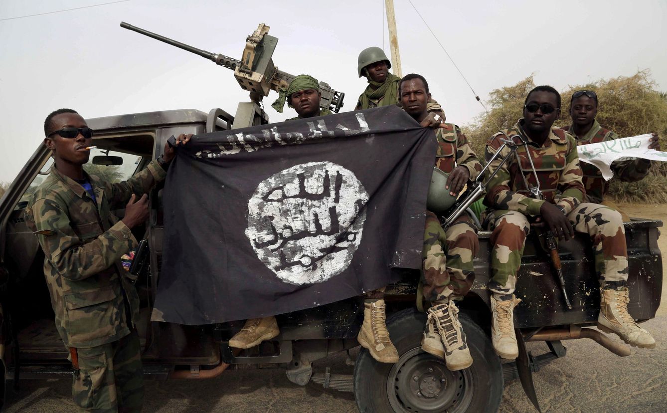 Soldados Nigerianos con una bandera de Boko Haram. (Reuters)